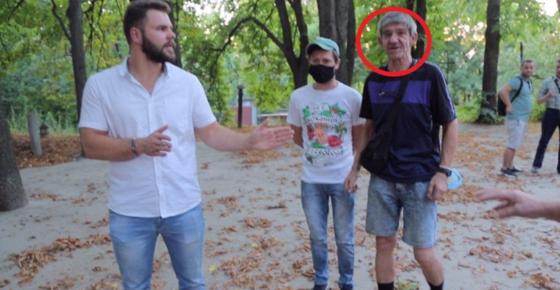 Святослав Кутняк - слева, и Юрий Долгий - справа  во время встречи Кутняка и Левченко с жителями проблемных домов