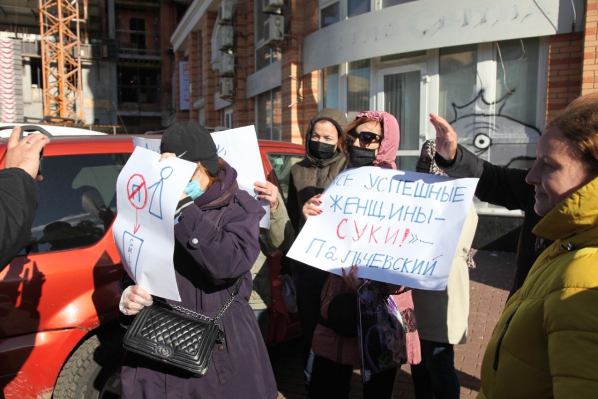 Представители Пальчевского напали на женский пикет