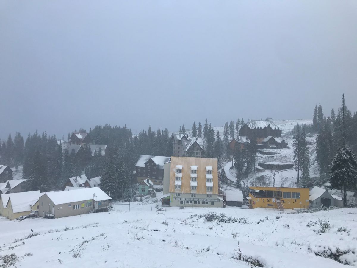 Сніг на горі Драгобрат.  Фото: Василь Молдавчук