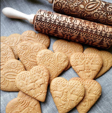 Украсить пряники можно с помощью фигурной скалки для раскатки. Фото: ideas.hallmark.com