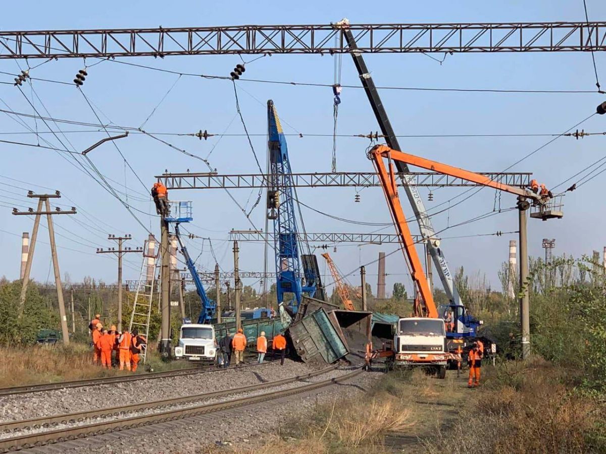 Товарні вагони зійшли з рейок: Фото: UZ_Zhmak