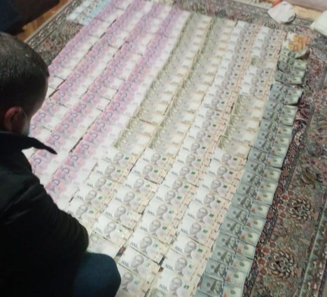 Деньги, изъятые во время обысков по месту жительства подозреваемого. Фото: пресс-служба ГБР