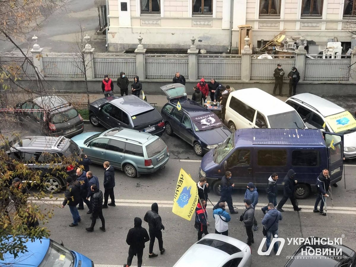 Мітингувальники перекрили дорогу на вулиці Грушевського
