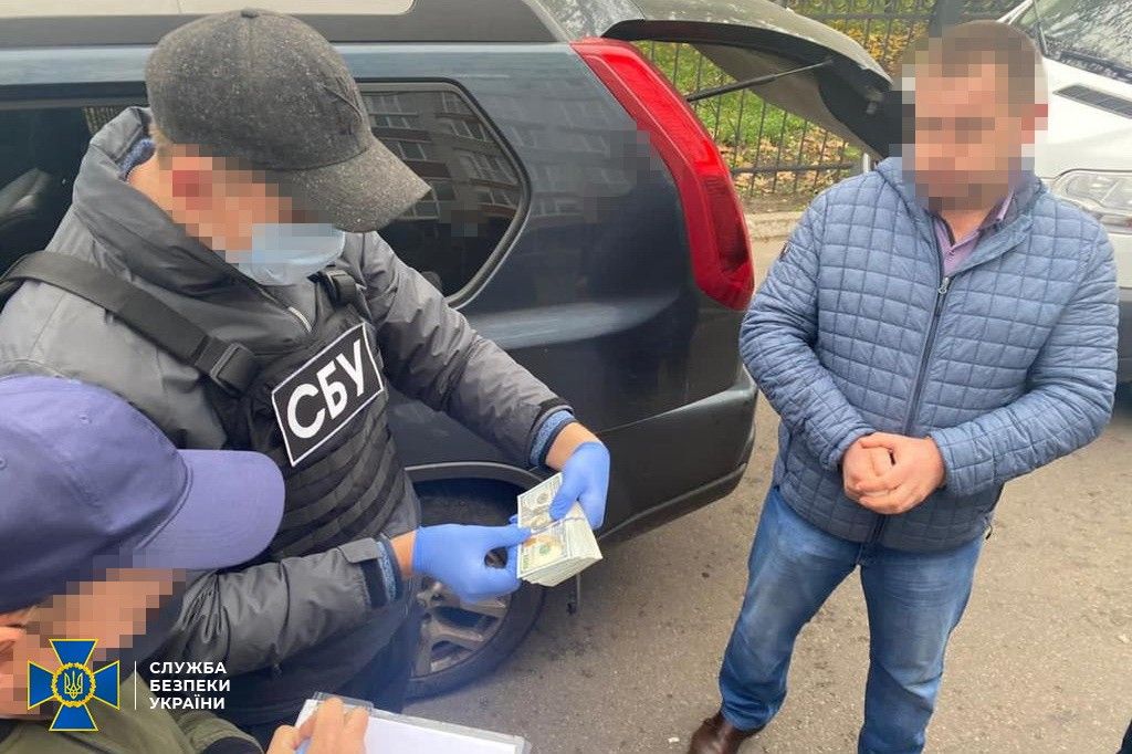 Задержание на взятке.  Фото: СБУ
