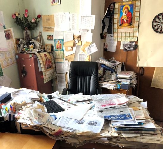 Ідеї головних журналістських акцій та матеріалів народжуються тут, в кабінеті головного редактора “Діалогу” Анатолія Безтаки