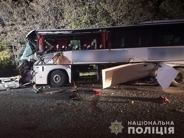 Автобус, столкнувшийся с трактором. Фото: пресс-служба ГУ НПУ в Запорожской области