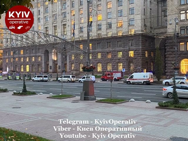 Автомобілі екстрених служб під будівлею КМДА.  фото: