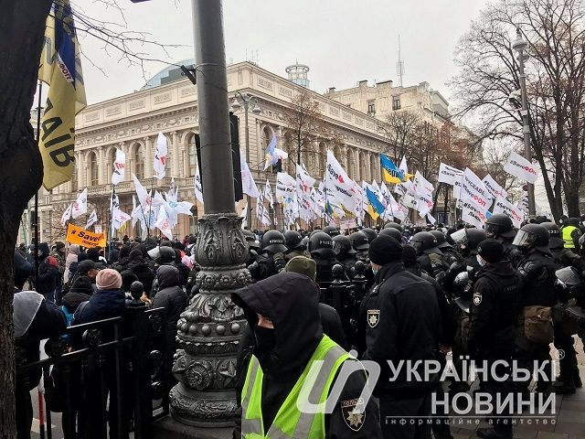 Сотрудники Нацполиции и бойцы Нацгвардии и здания Верховной Рады. Фото: Укрфото
