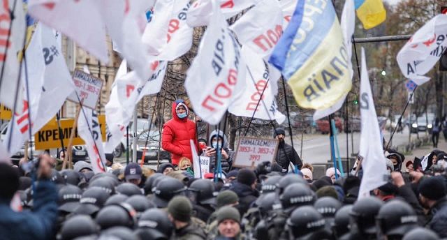 Акция протеста под зданием парламента. Фото: Андрей Якобчук