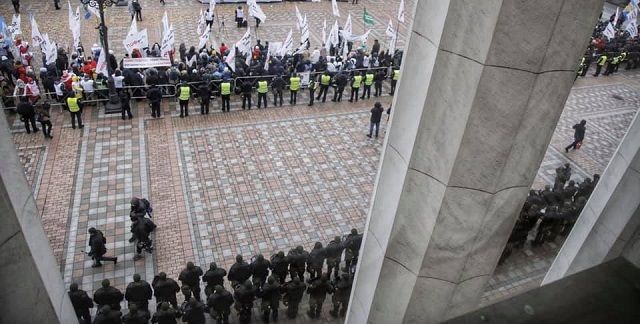 Протестующие и сотрудники правоохранительных органов под Радой. Фото: Андрей Якобчук