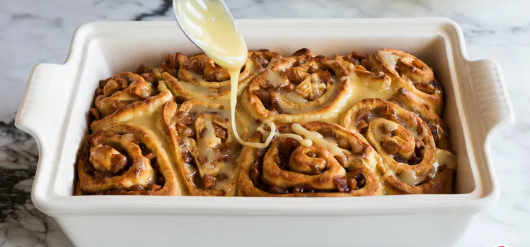 Яблочные булочки с изюмом. Фото: tastingtable.com