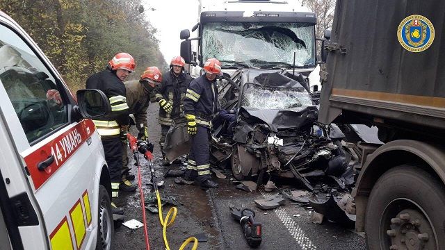 Рятувальники готують обладнання для розрізання уламків автомобіля Фото: ГУ ГосЧС в Черкаській області