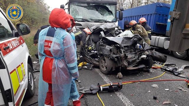 Співробітники ГосЧС оглядають пошкоджений в ДТП автомобіль.  Фото: ГУ ГосЧС в Черкаській області