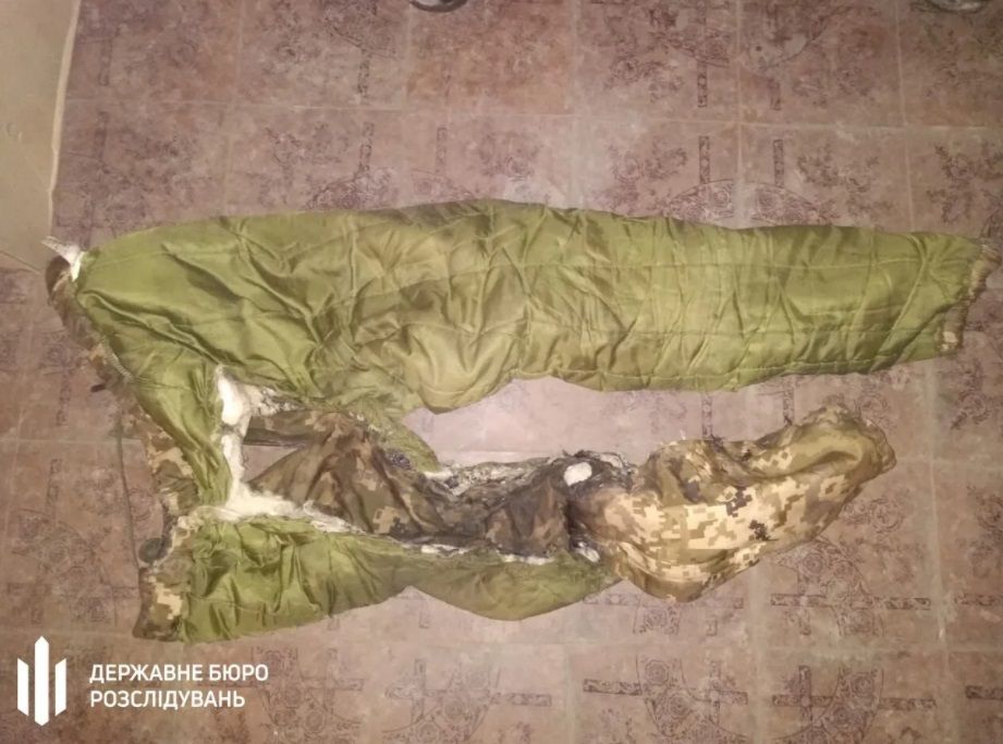 Згоріла одяг на місці нападу на військового.  Фото: прес-служба ГБР