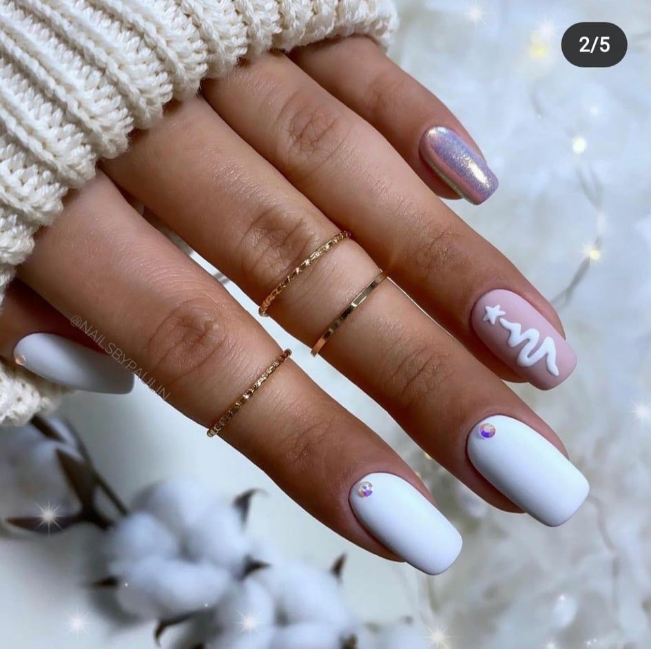 Миникюр с елочкой. Фото: Instagram