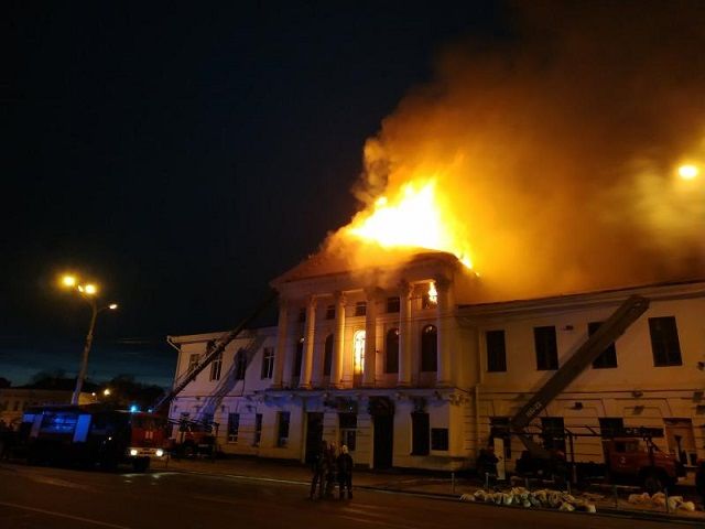 Огонь полностью охватил крышу здания и помещения на верхних этажах. Фото: пресс-служба ГосЧС