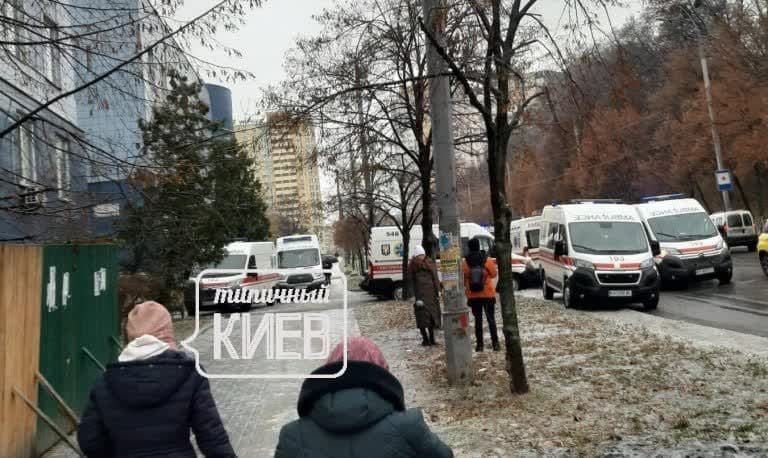 Очередь из машин скорой помощи возле травмпункта. Фото: Типичный Киев