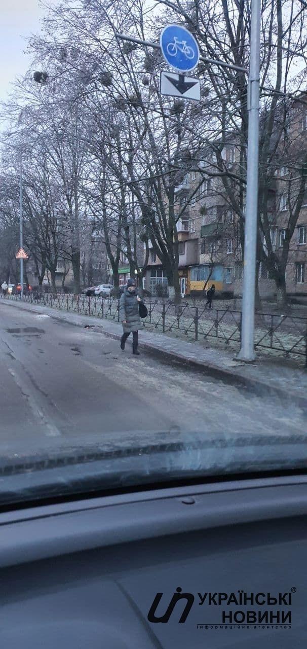 Дороги обробили антиковзаючою сумішшю
