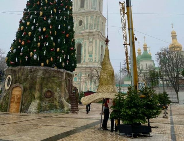 Рабочие снимают шляпу с новогодней елки страны на Софиейвской площади. Фото: Facebook / Іван Сидор