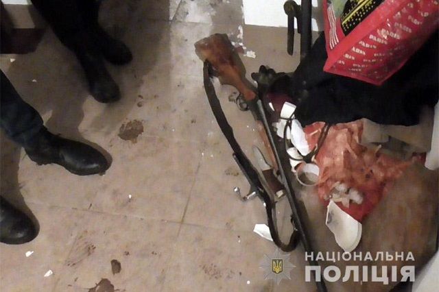 Зброя, вилучене у чоловіка.  Фото: ГУ НПУ в Хмельницькій області