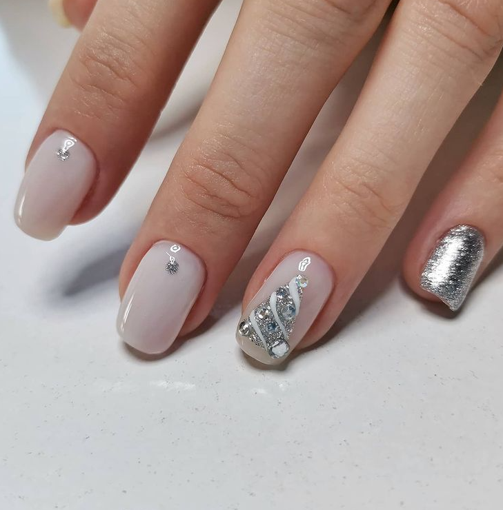 Елочка на ногтях. Фото: Инстаграм/yuliya_zabilskaya