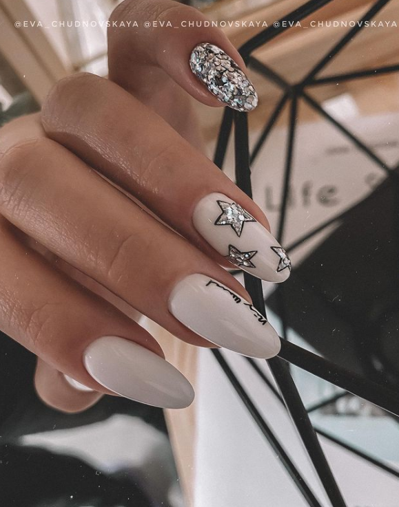Звездочки на ногтях. Фото: Инстаграм/eva_chudnovskaya