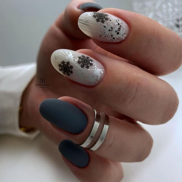 Снежинки на ногтях. Фото: Инстаграм/makarova_nails