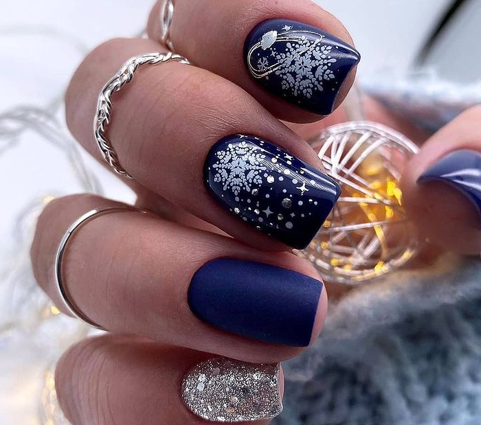 Синий новогодний маникюр. Фото: Инстаграм/forostenko_nails