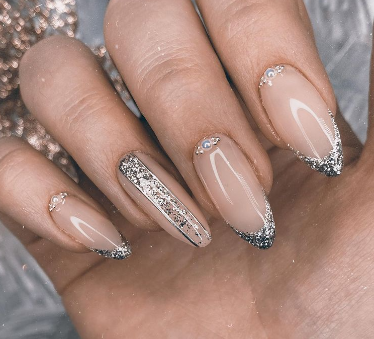 Новорічний френч.  Фото: Інстаграм / kristina_nailspb