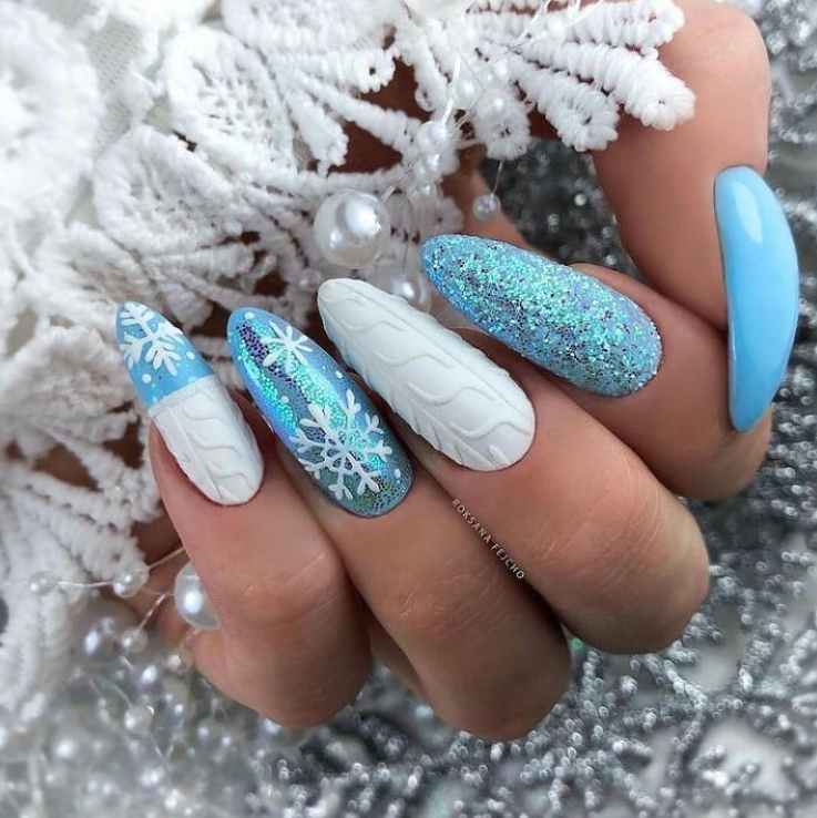 Біло-блакитний манікюр на Новий рік.  Фото: Інстаграм / nails_journal1