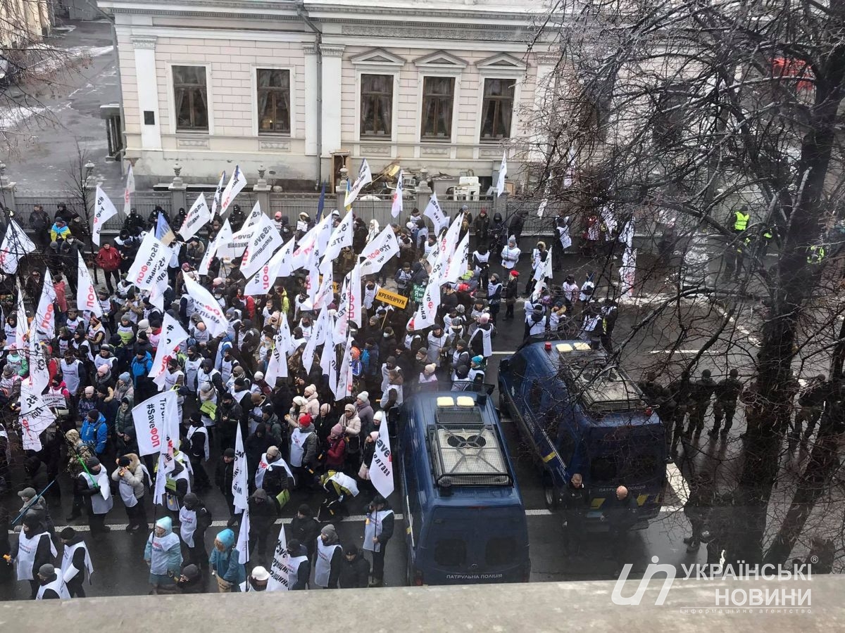 Митингующие перекрыли дорогу
