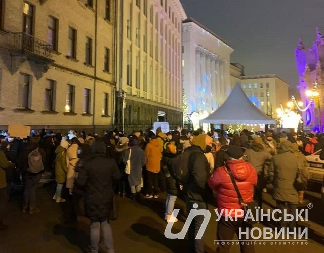 Студенты под зданием ОП. Фото: Українські Новини