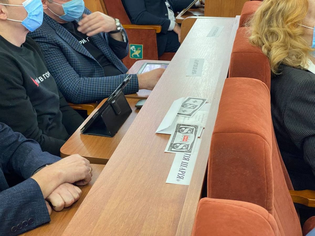 Сувенірні долари.  Фото: Telegram Харків NOW