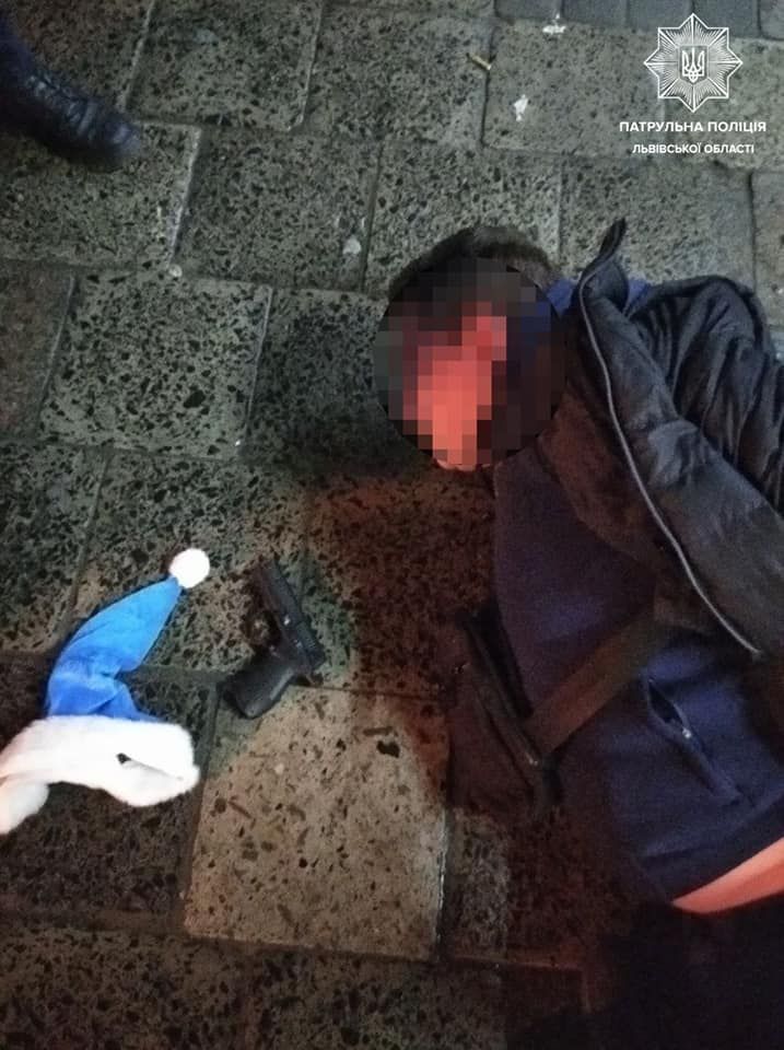 Пьяный мужчина устроил стрельбу в центре Львова. Фото: Facebook/Патрульна поліція Львівської області