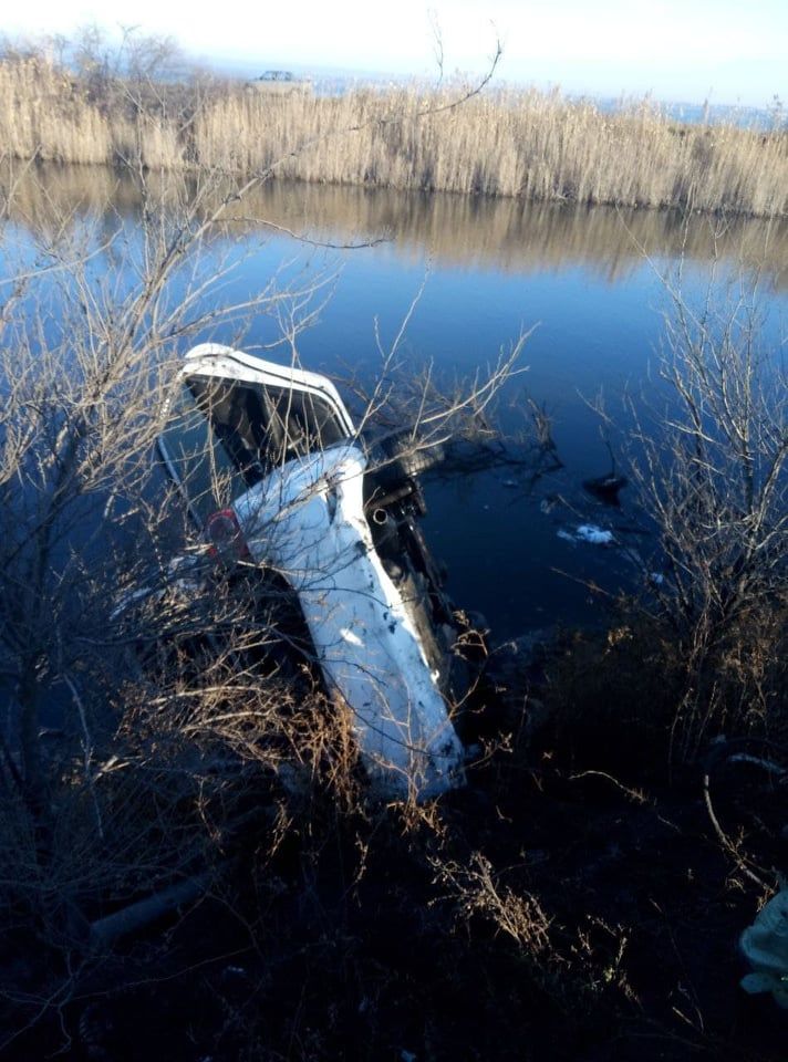 Toyota COROLLA упала в воду. Фото: ГосЧС