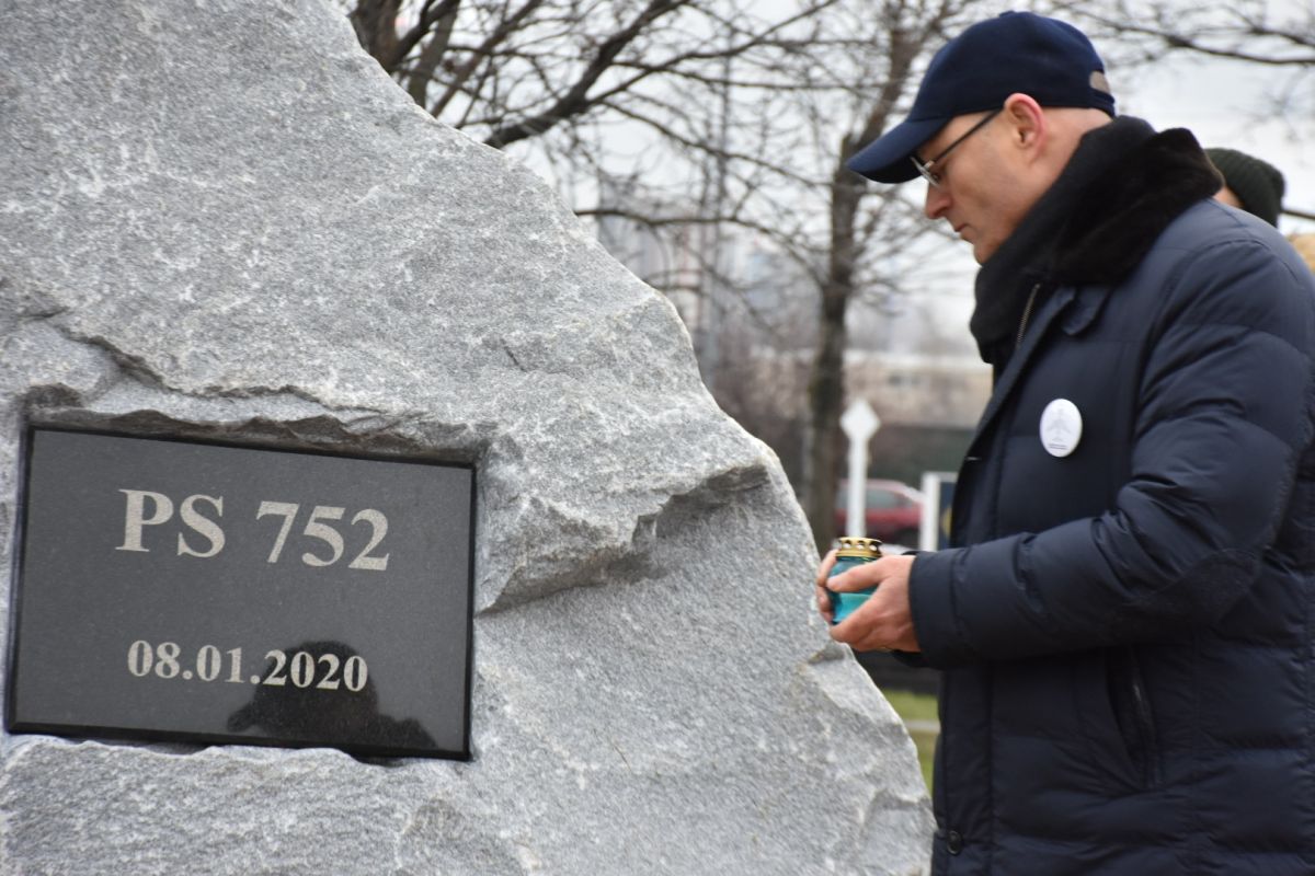 Відкриття меморіалу в пам'ять про загиблих під час аварії літака МАУ в Ірані.  Фото: Facebook / Міністерство закордоних справ України