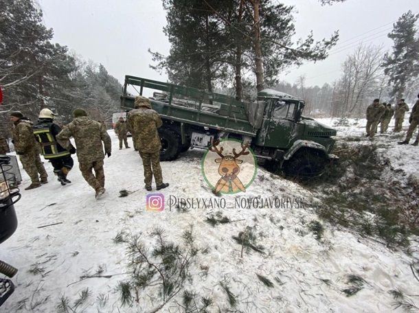 Кабину грузовика полностью изувечило.