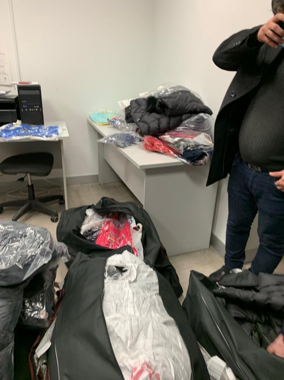 Иностранца задержали за попытку ввоза брендовой одежды. Фото: dpsu.gov.ua