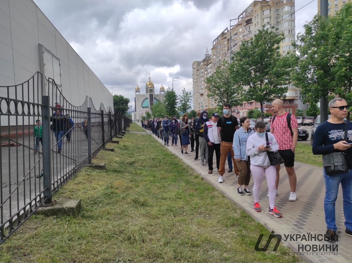 Очередь на вакцинацию начинается за забором МВЦ