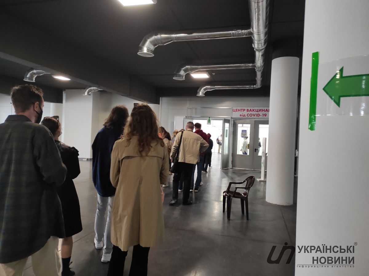 Дальше нужно подняться на 3-й. Многие пришли вакцинироваться семьями