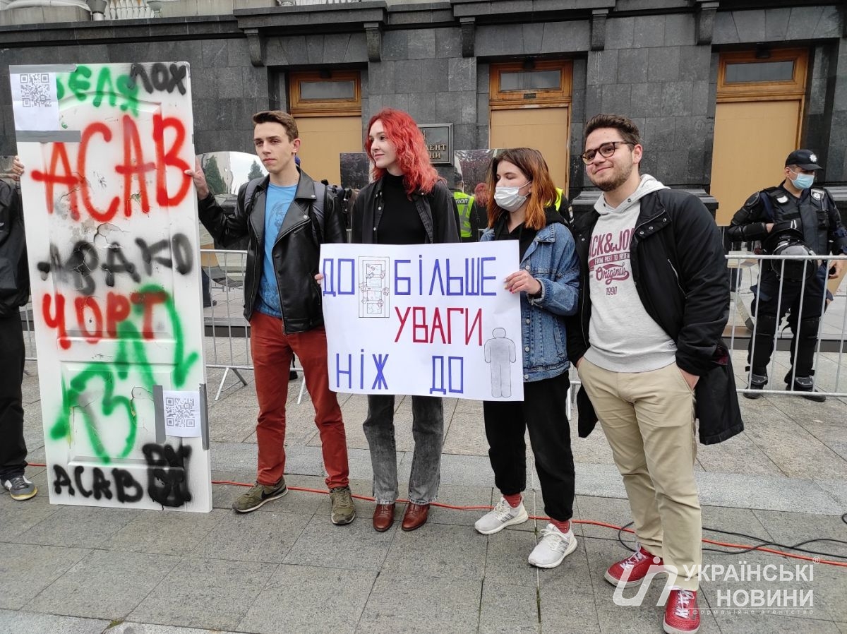 Под Офис Президента принесли двери