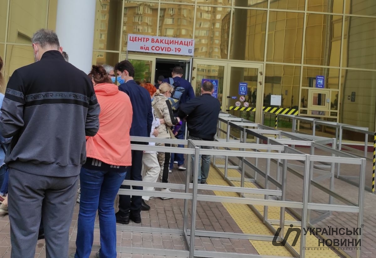 На входе проверяют паспорт