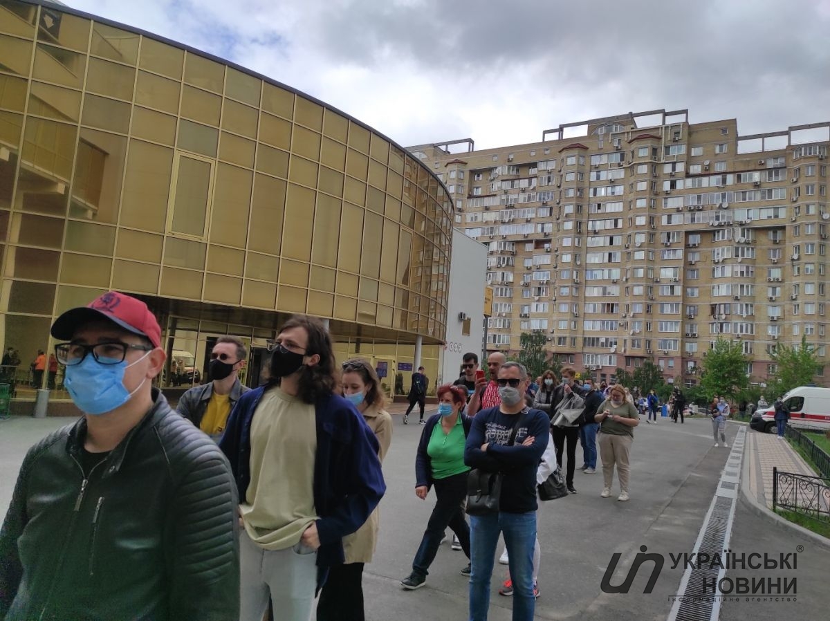 Одновременно в очереди стоят несколько сотен человек