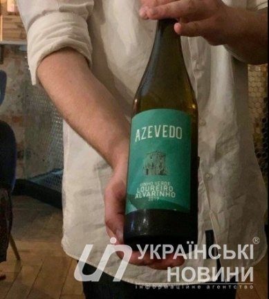 Вино робиться з сортів Альваріньо і Лоурейро