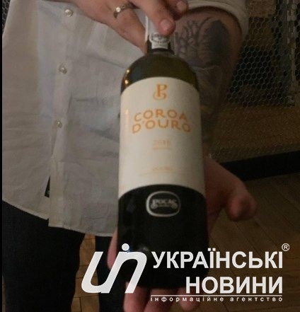 вино річного лимонного кольору з зеленими блискітками