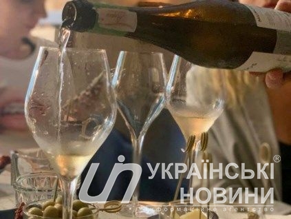 Цитрусовим і мінеральним післясмаком можна насолоджуватися на дюжину каудаль. 