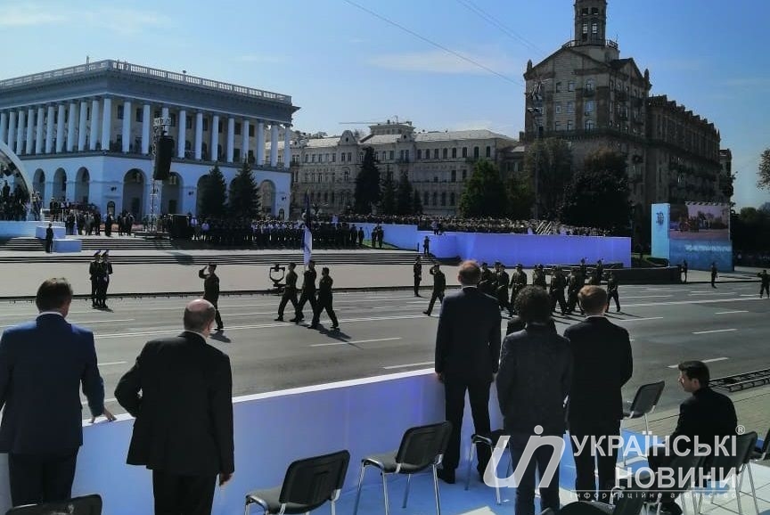 Иностранные военные принимают участие в военном параде на Майдане Независимости. Фото: Українські Новини