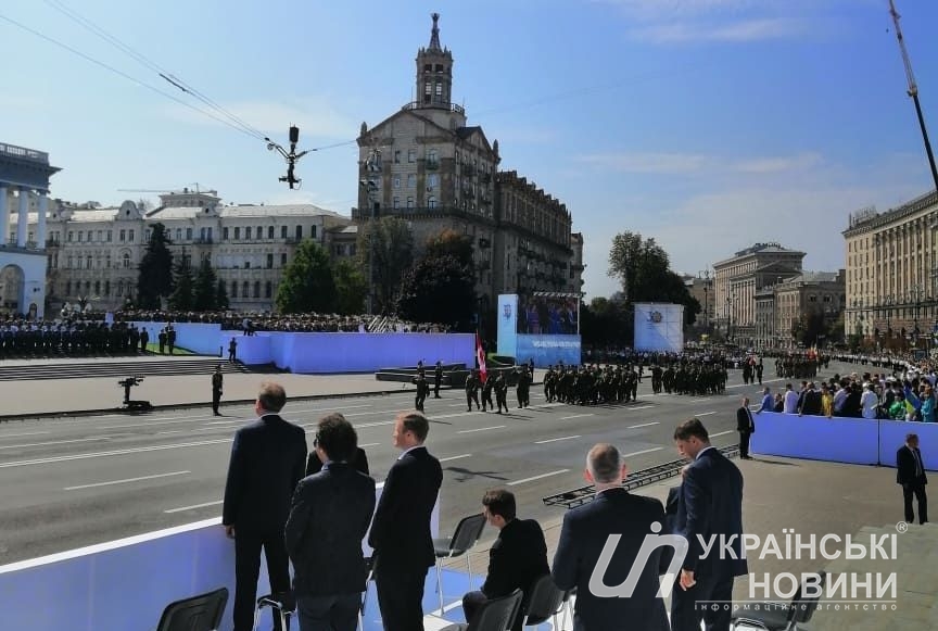 Иностранные военные принимают участие в военном параде на Майдане Независимости. Фото: Українські Новини