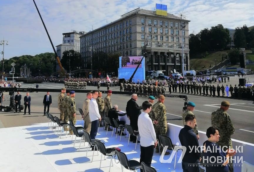 Иностранные военные принимают участие в военном параде на Майдане Независимости. Фото: Українські Новини