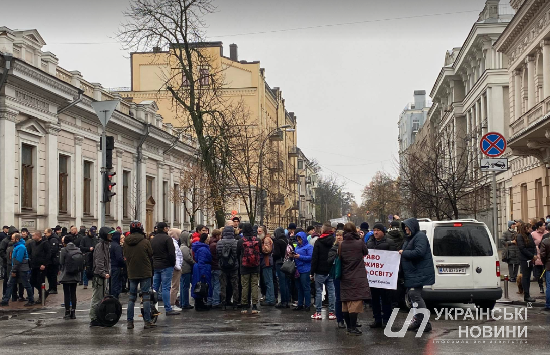 Митингующие выступают против принудительной вакцинации